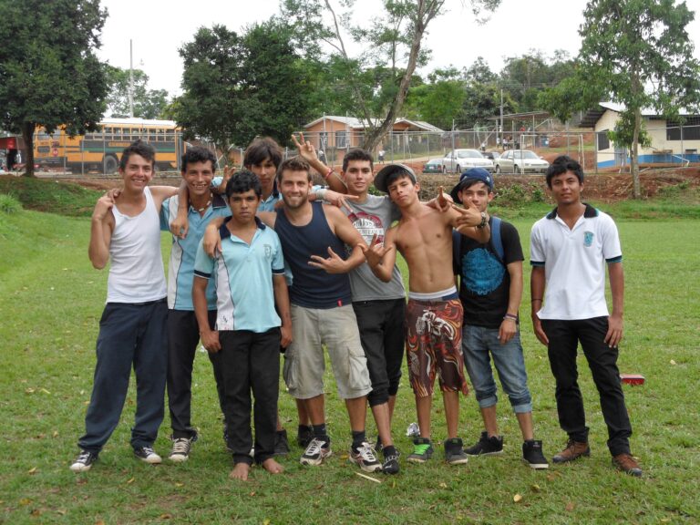 Bastian und eine Gruppe von Kindern aus Costa Rica beim Zirkustraining.