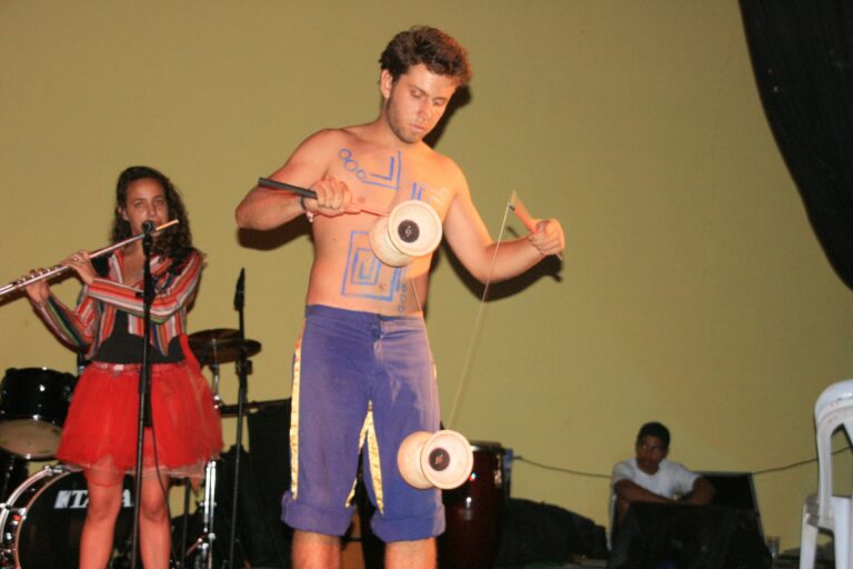 Bastian performs a diabolo trick with two diabolos to live music.