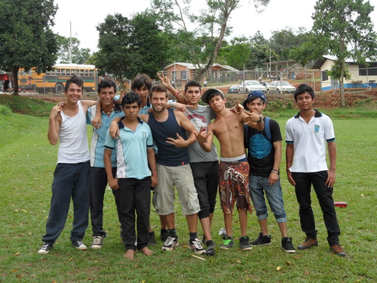 Bastian y un grupo de niños de Costa Rica durante un entrenamiento de circo.