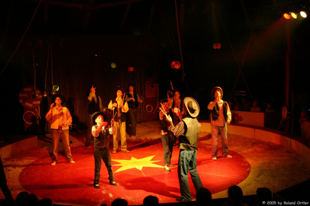 Bastian and the other diabolo players show their diabolo tricks in the circus ring.