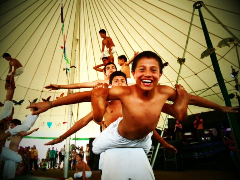 Una pirámide humana de los participantes del circo infantil y juvenil en Costa Rica.